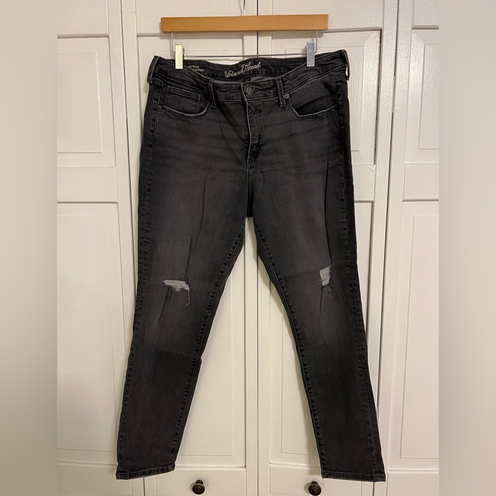 Universal Thread Mid Rise Skinny Jean, grey wash size 16